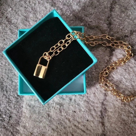 Golden lock necklace - Picture 1 of 2